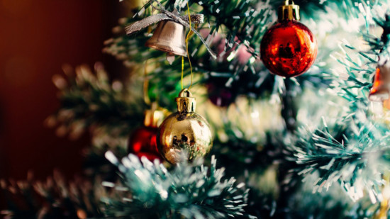 Bild: Weihnachtskugeln an Tannenzweigen